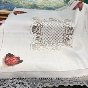 Heritage Lace Square table cover